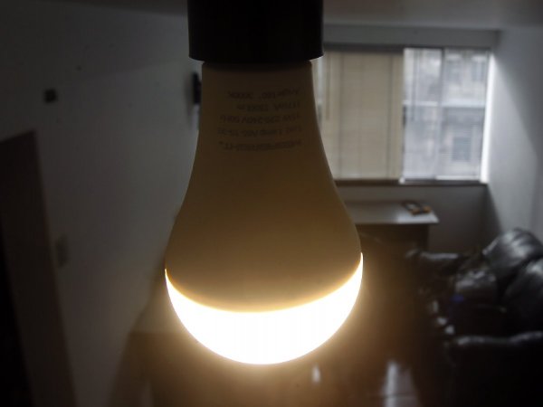 Ampolleta encendida al interior de un departamento