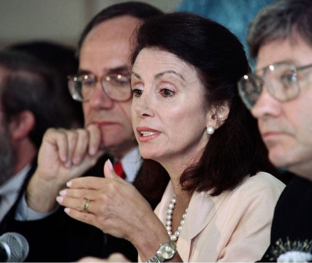 La congresista de California Nancy Pelosi (centro) John Millar (izquierda) y Ben Jones (derecha) durante una rueda de prensa en Pekin, 1991.