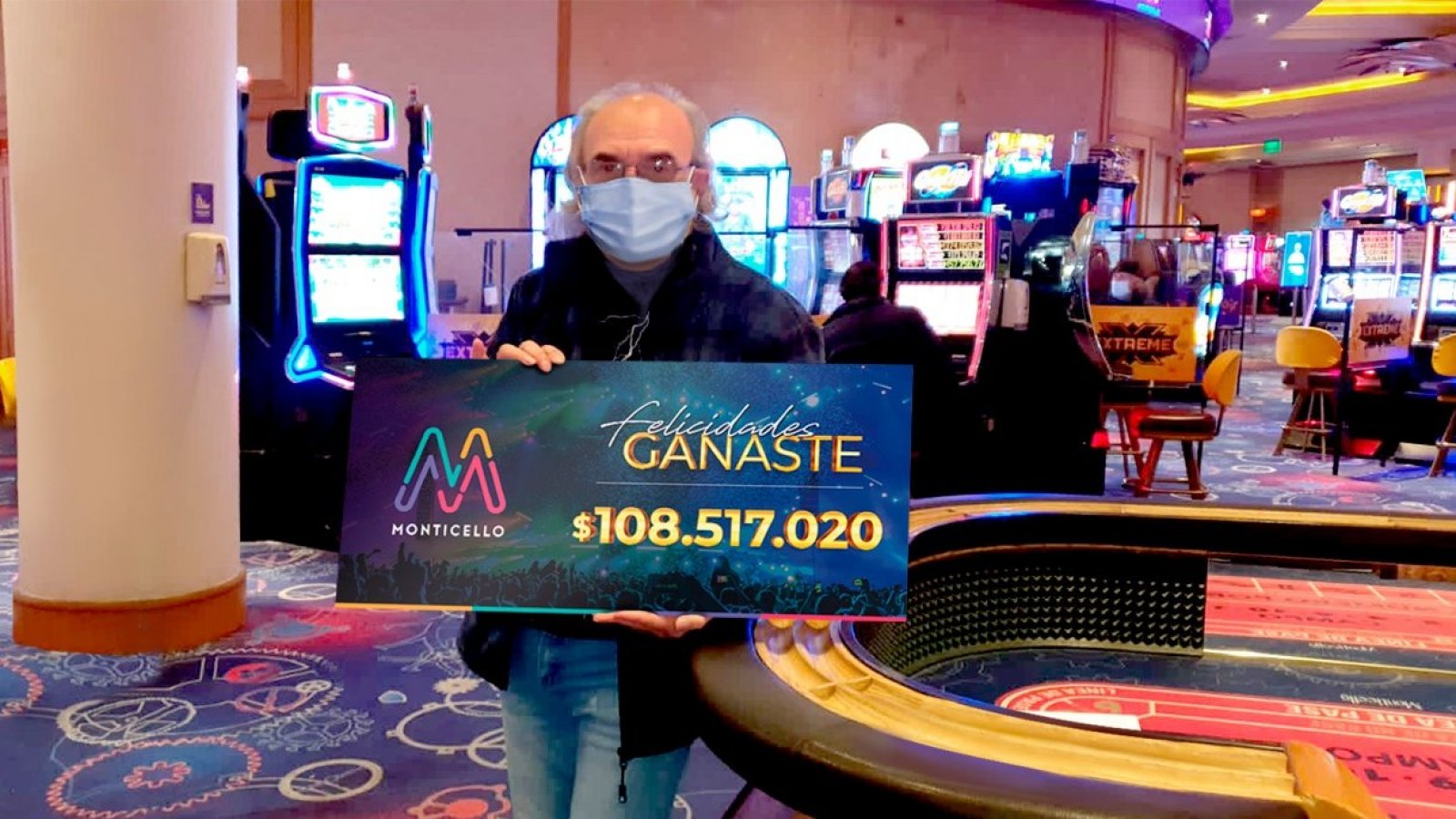 Juan Ortiz posando con su millonario cheque luego de jugar póker en el casino Monticello