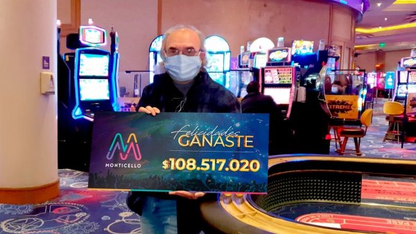 Juan Ortiz posando con su millonario cheque luego de jugar póker en el casino Monticello