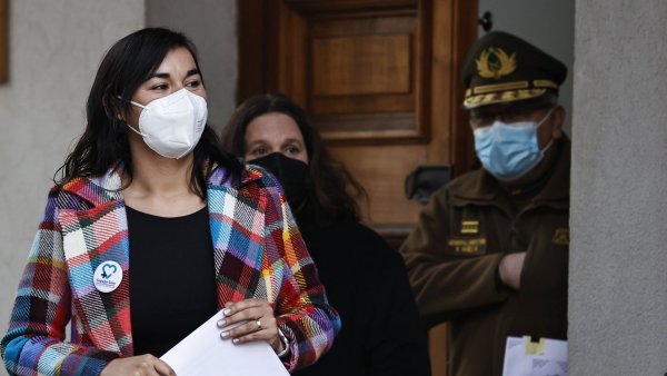 La ministra del Interior, Izkia Siches, realizando un punto de prensa en el Congreso.