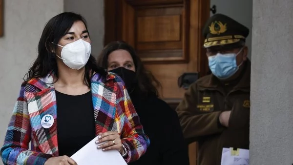 La ministra del Interior, Izkia Siches, realizando un punto de prensa en el Congreso.