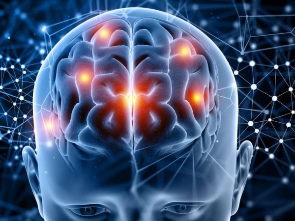 Adulto mayor leyendo el diario