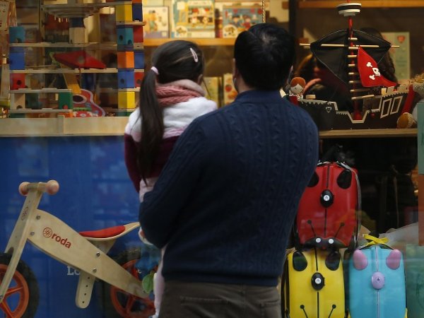 Un padre y su hija viendo juegetes