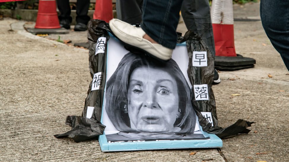 Manifestante defensor de China protestando por la visita de Pelosi en Taiwán.