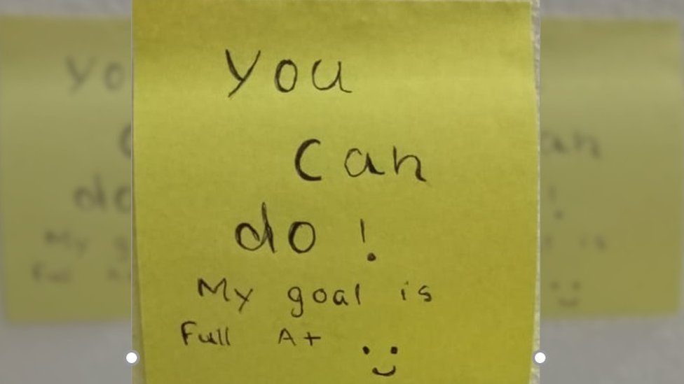 Una nota de Afra Rafeeq que dice "¡Tú puedes!"