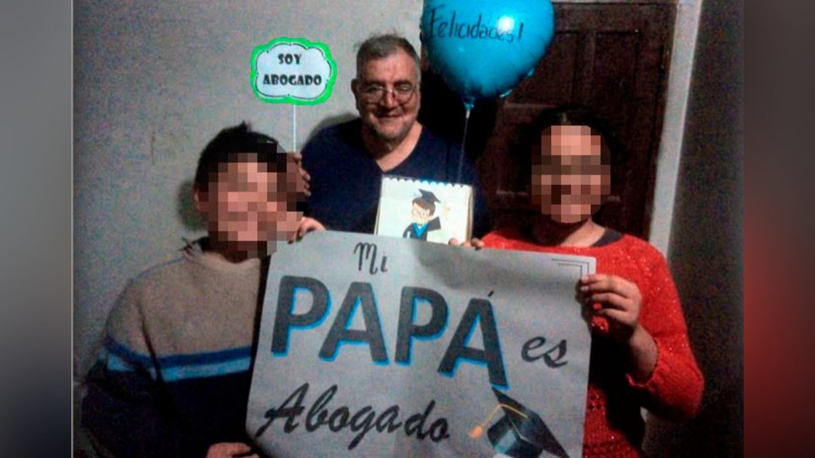 Carlos Correa y sus hijos celebrando su recibimiento como abogado