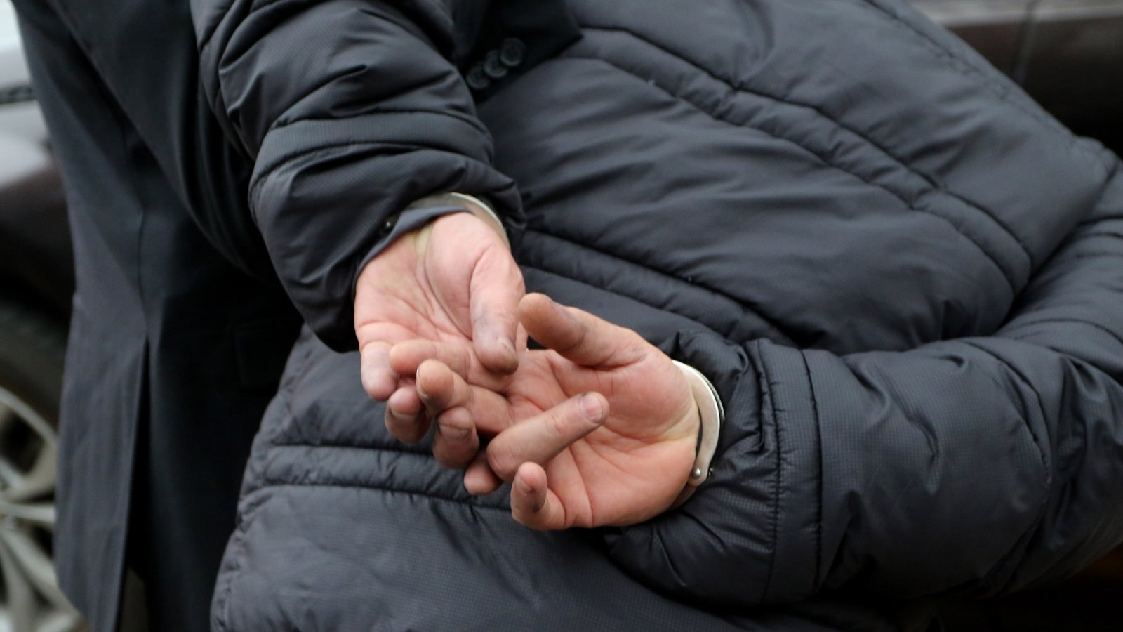 Hombre esposado tras ser detenido