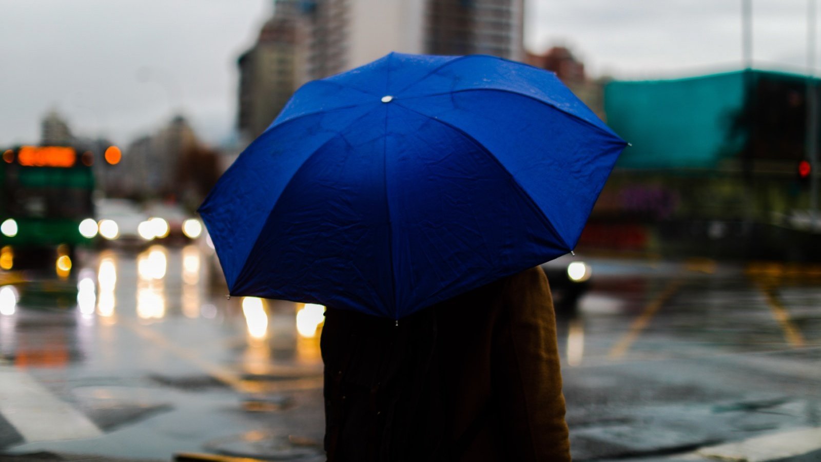 Persona usando un paraguas en medio de la lluvia en Santiago