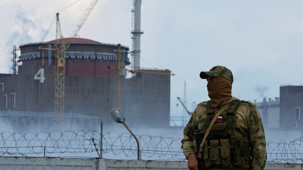 Un hombre frente a la planta nuclear de Zaporizhzhia