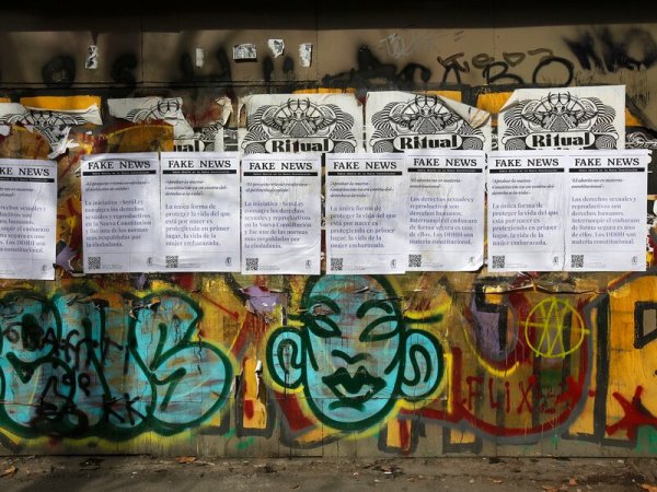 Foto: Aton. Carteles de