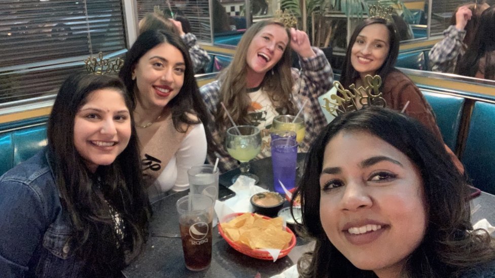 Sania junto a cuatro amigas en un restaurante.