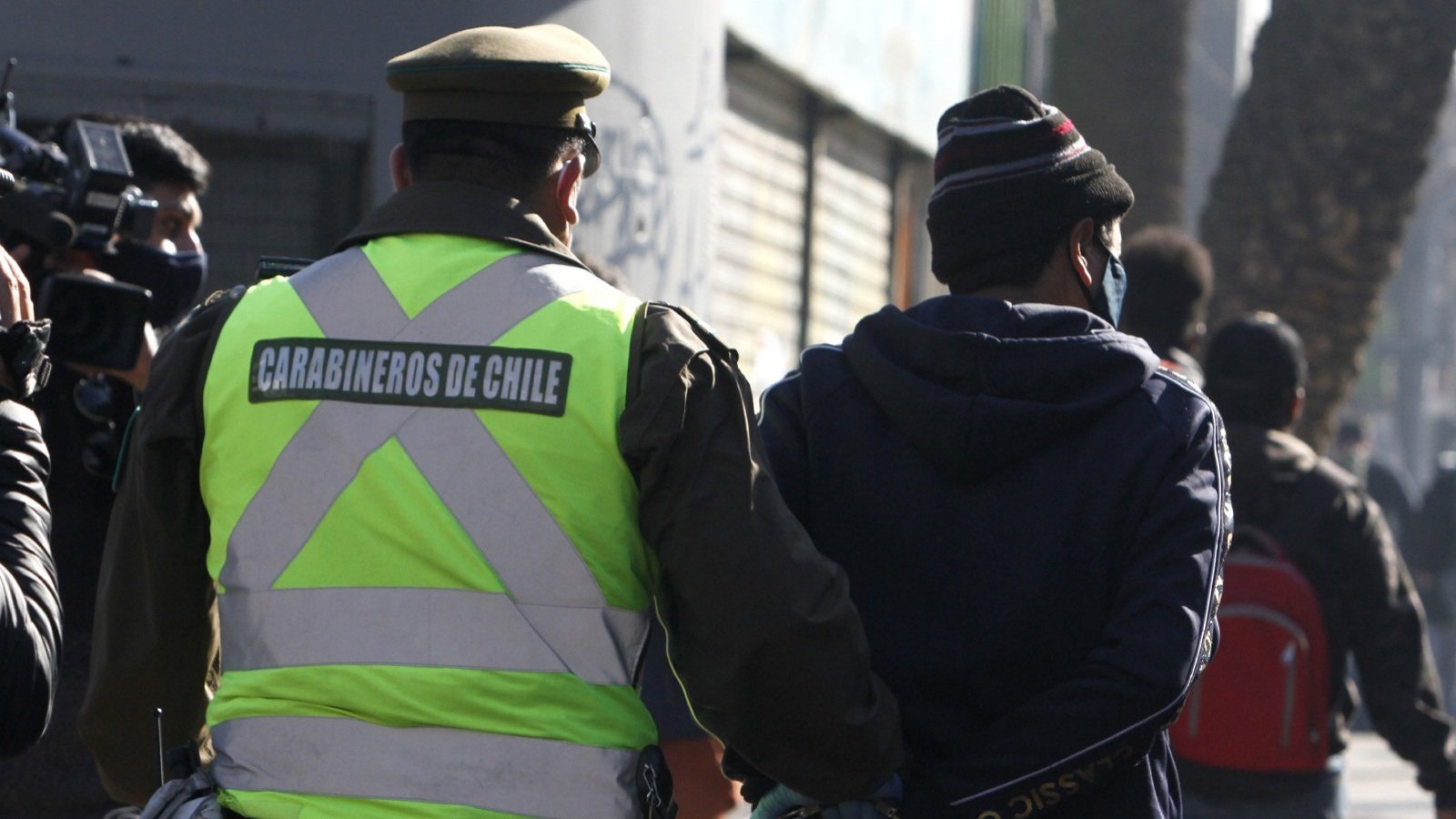 Carabineros deteniendo a un sujeto