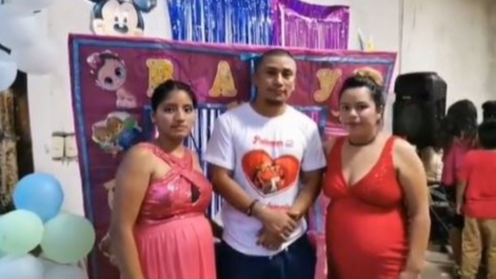 Captura de Jesús Castañeda Ochoa junto a sus dos esposas celebrando su baby shower en Guatemala