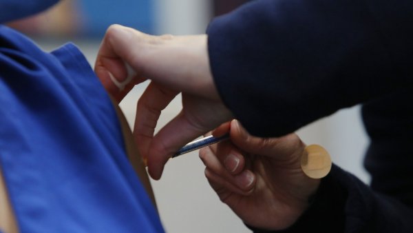 Aplicación de una vacuna contra el COVID-19 a personal de salud