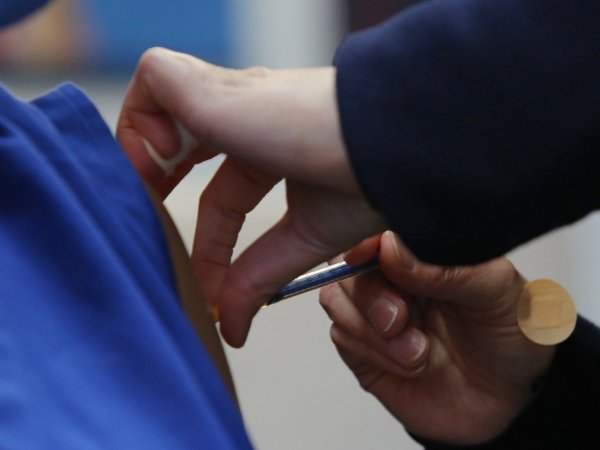 Aplicación de una vacuna contra el COVID-19 a personal de salud