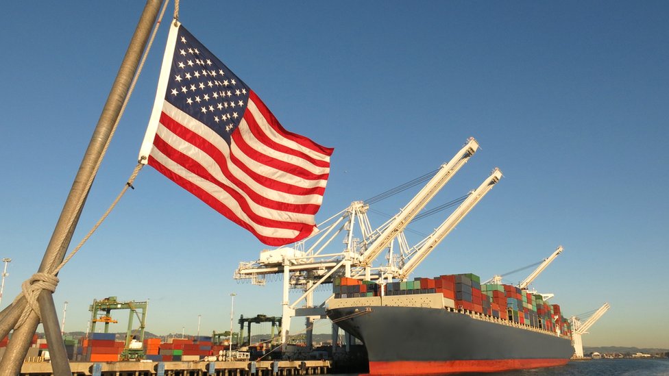 Foto genérica de buque carguero con contenedores y bandera de Estados Unidos.