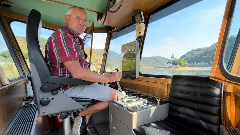 Capitán Andre Kimpel en la parte delantera de su ferry, dentro del río Rin.