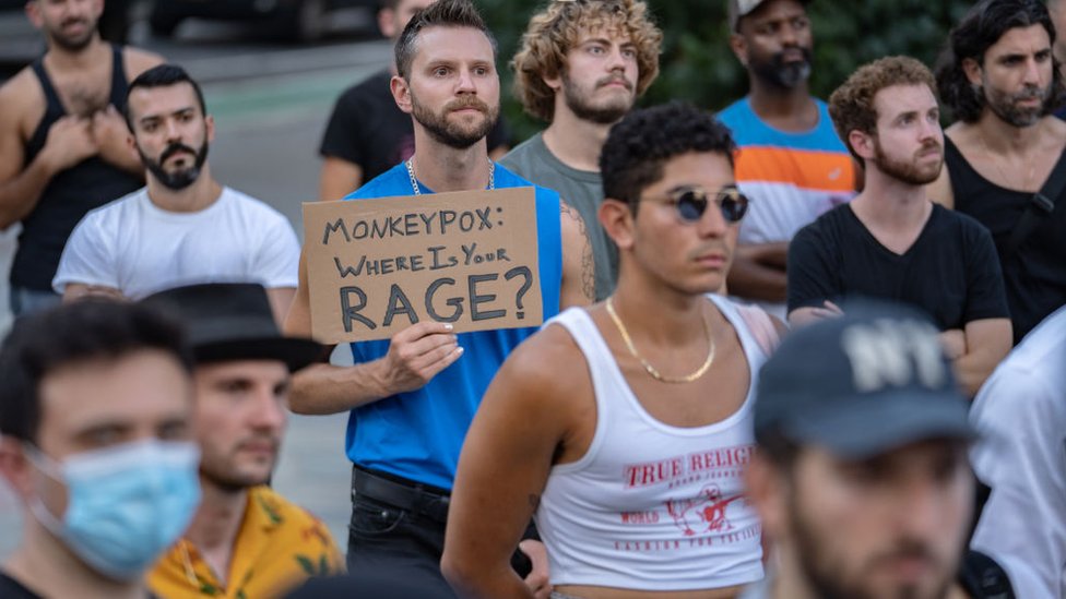 Protesta que busca mayor acción contra la viruela del mono.