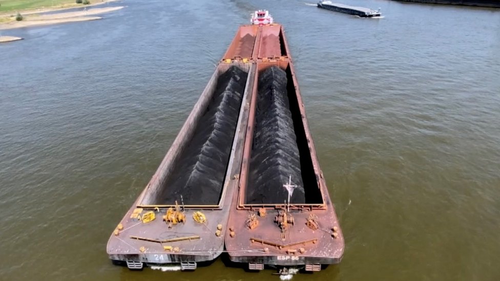 Una barcaza en Duisburg que transporta carbón