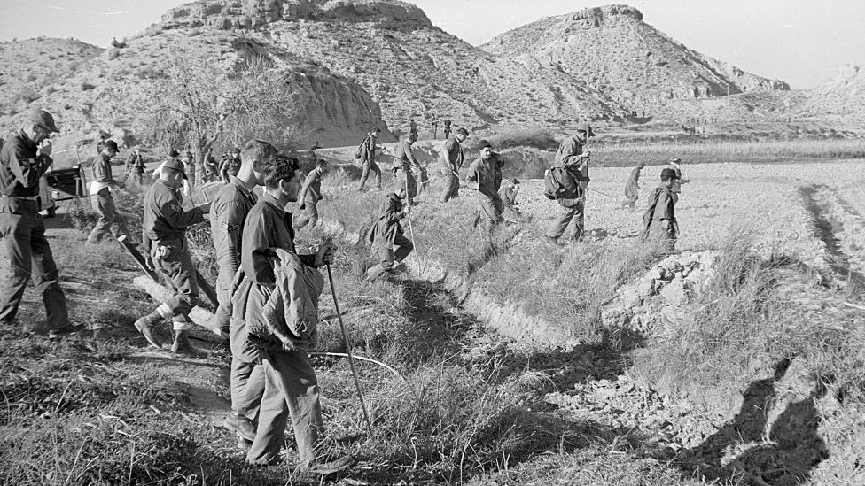 Hombres de las fuerzas aéreas estadounidense buscan un artefacto nuclear perdido cerca a Palomares