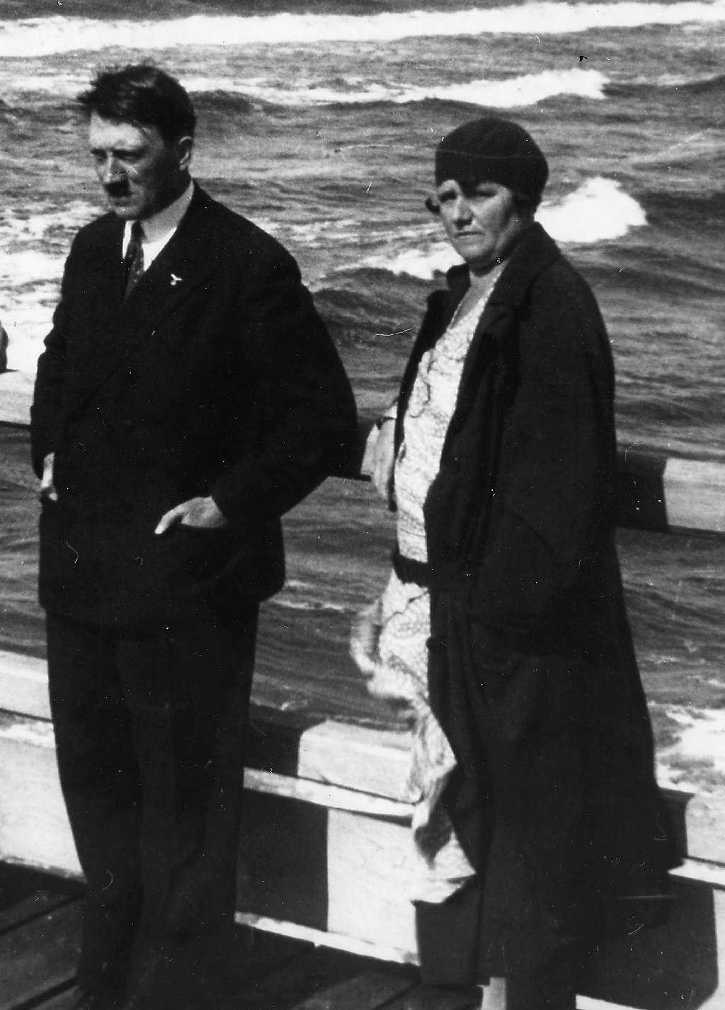 Angela y Adolfo Hitler al lado del mar