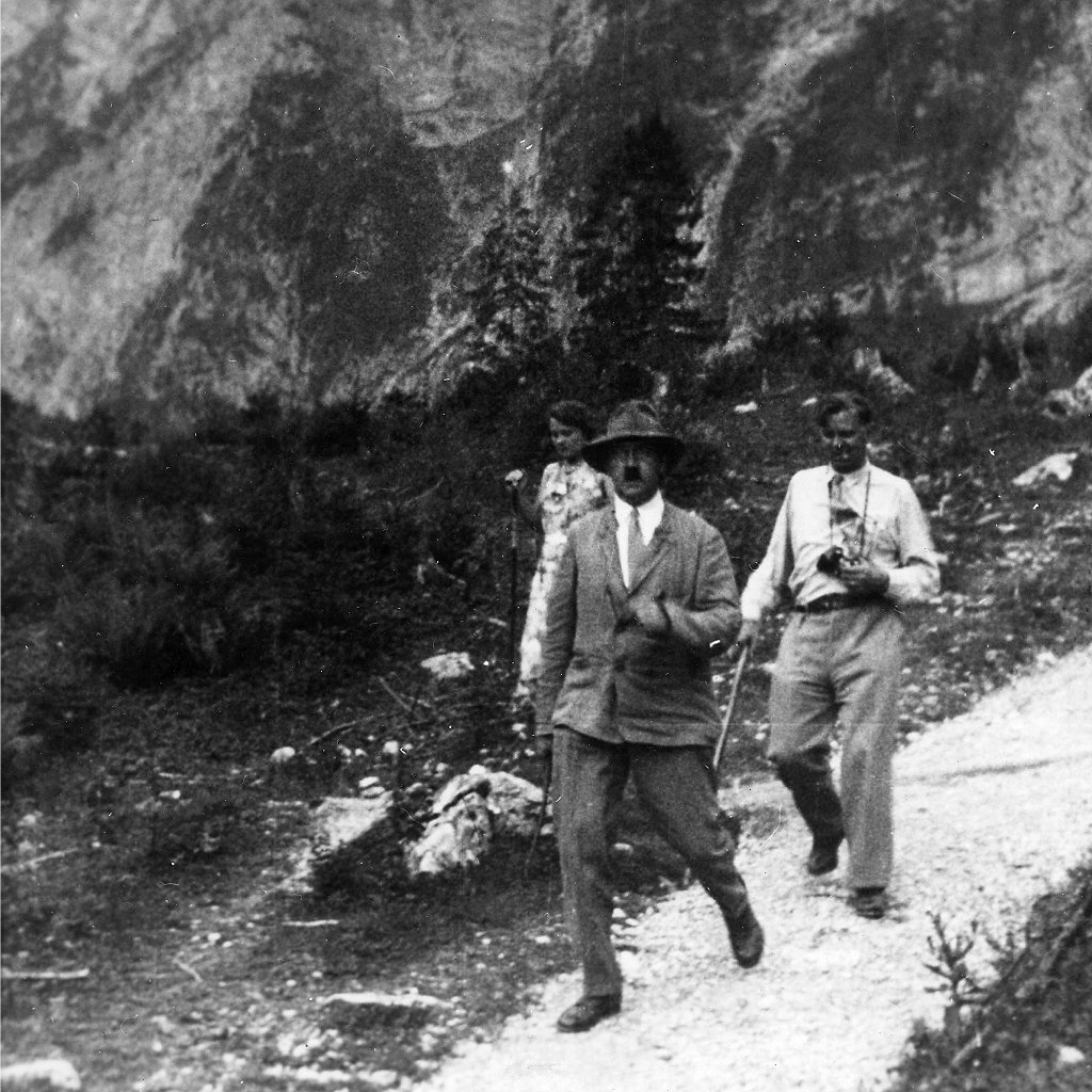 Geli Raubal con su tío y un fotógrafo caminando por el campo