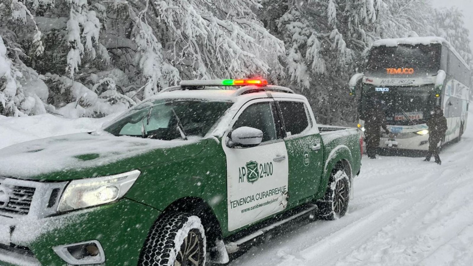 Tres buses quedaron atrapados por la nieve, cuyos pasajeros fueron rescatados con vida