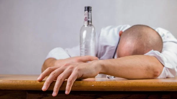 Imagen referencial de un hombre con resaca