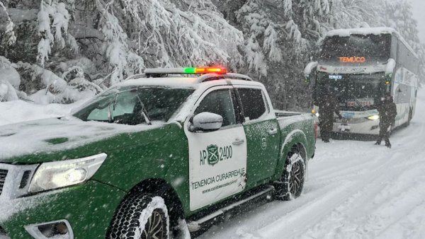 Tres buses quedaron atrapados por la nieve, cuyos pasajeros fueron rescatados con vida