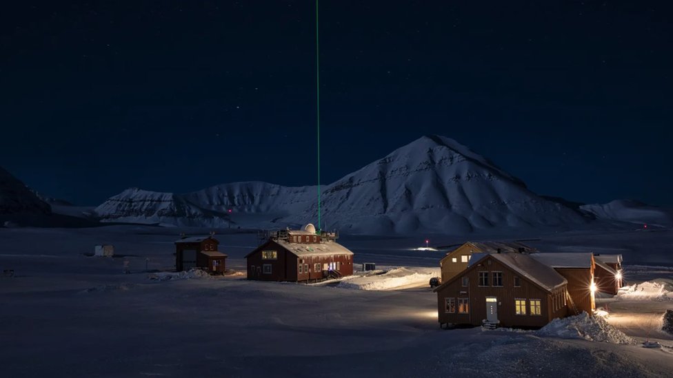 Pulsos de láser verde desde un edificio en Ny-Ålesund