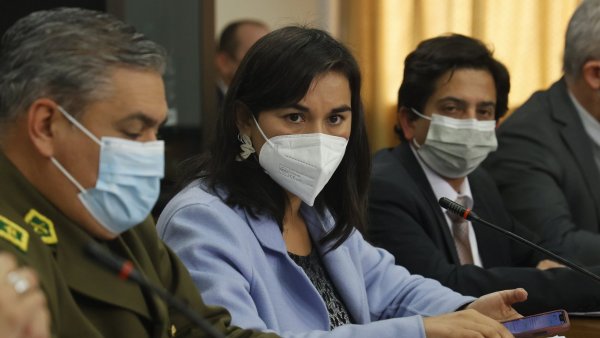 Ministra Izkia Siches en un punto de prensa en el Congreso