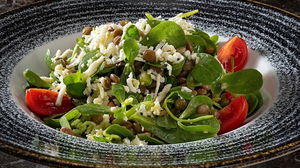 Ensalada con tomate, lentejas y verdolaga