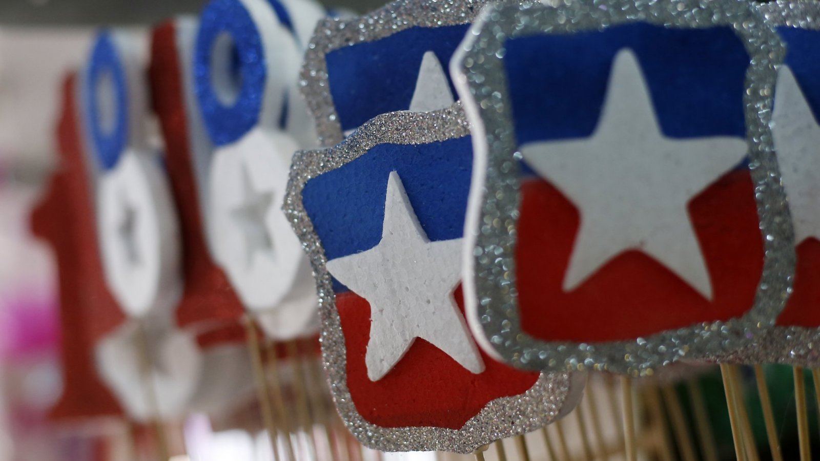 Persona celebrando las Fiestas Patrias en una Fonda