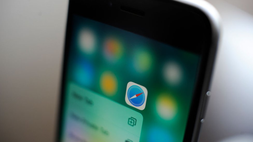 Imagen de un iPhone con el logo de Safari resaltado.