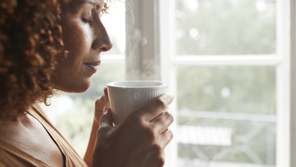 mujer tomando café