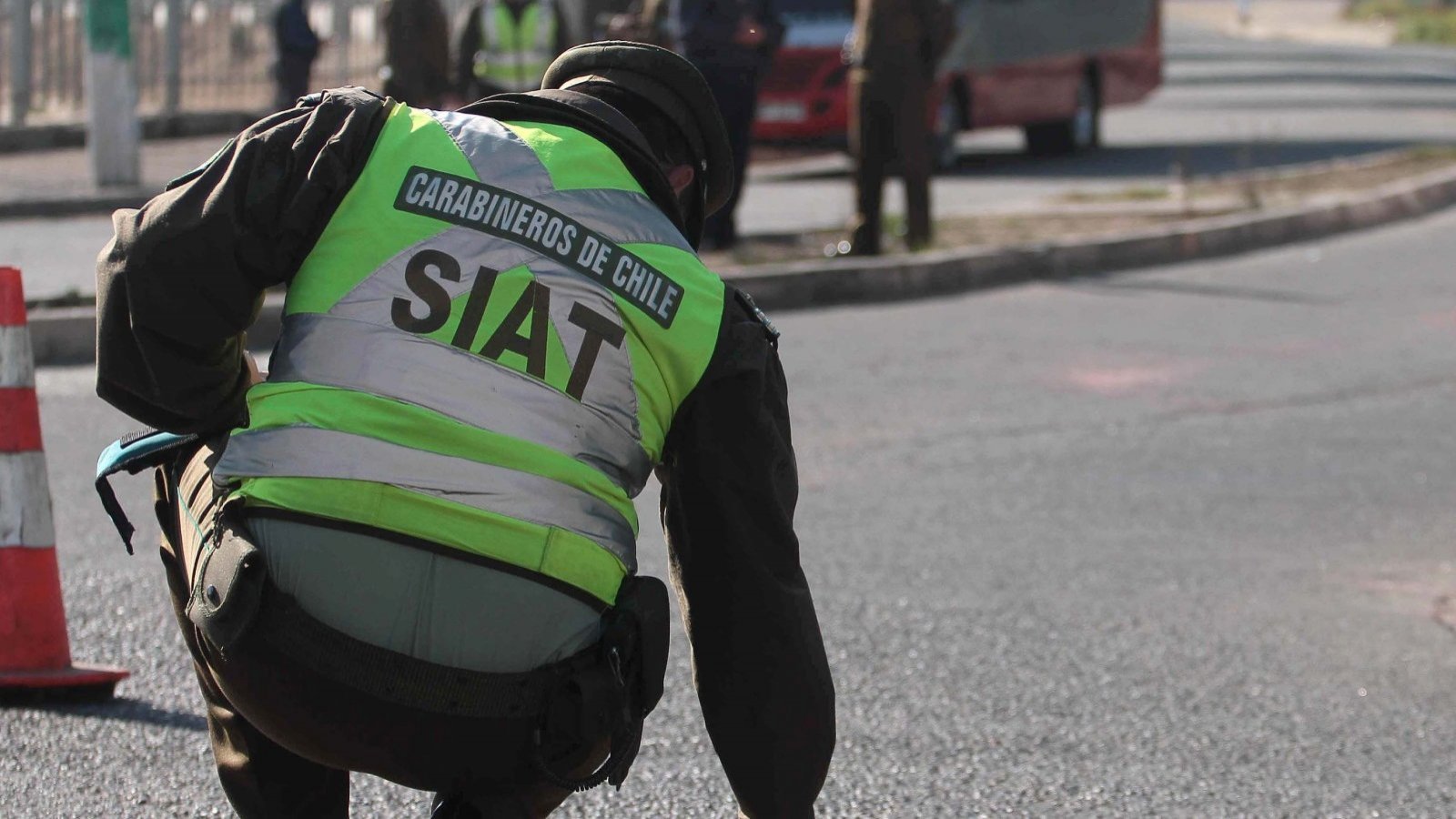 Personal de la SIAT de Carabineros realizando peritajes