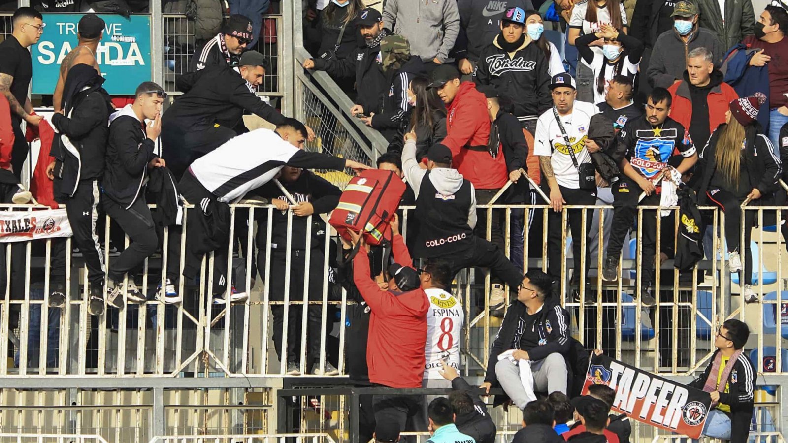 Hinchas de colo colo protagonizando incidentes en Estadio El Teniente de Rancagua