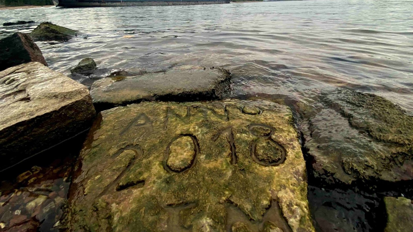 Una de las "piedras del hambre" se revela por el bajo nivel de agua en Worms, Alemania