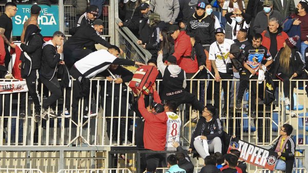 Hinchas de colo colo protagonizando incidentes en Estadio El Teniente de Rancagua