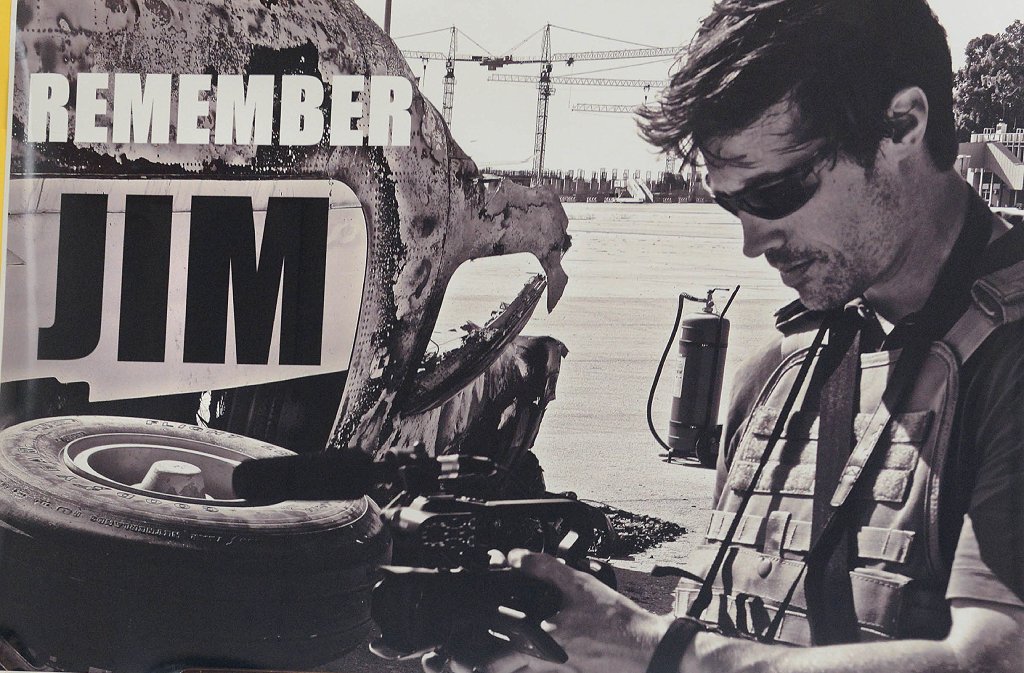 Foto del periodista asesinado con letrero que dice "Recuerda a Jim"