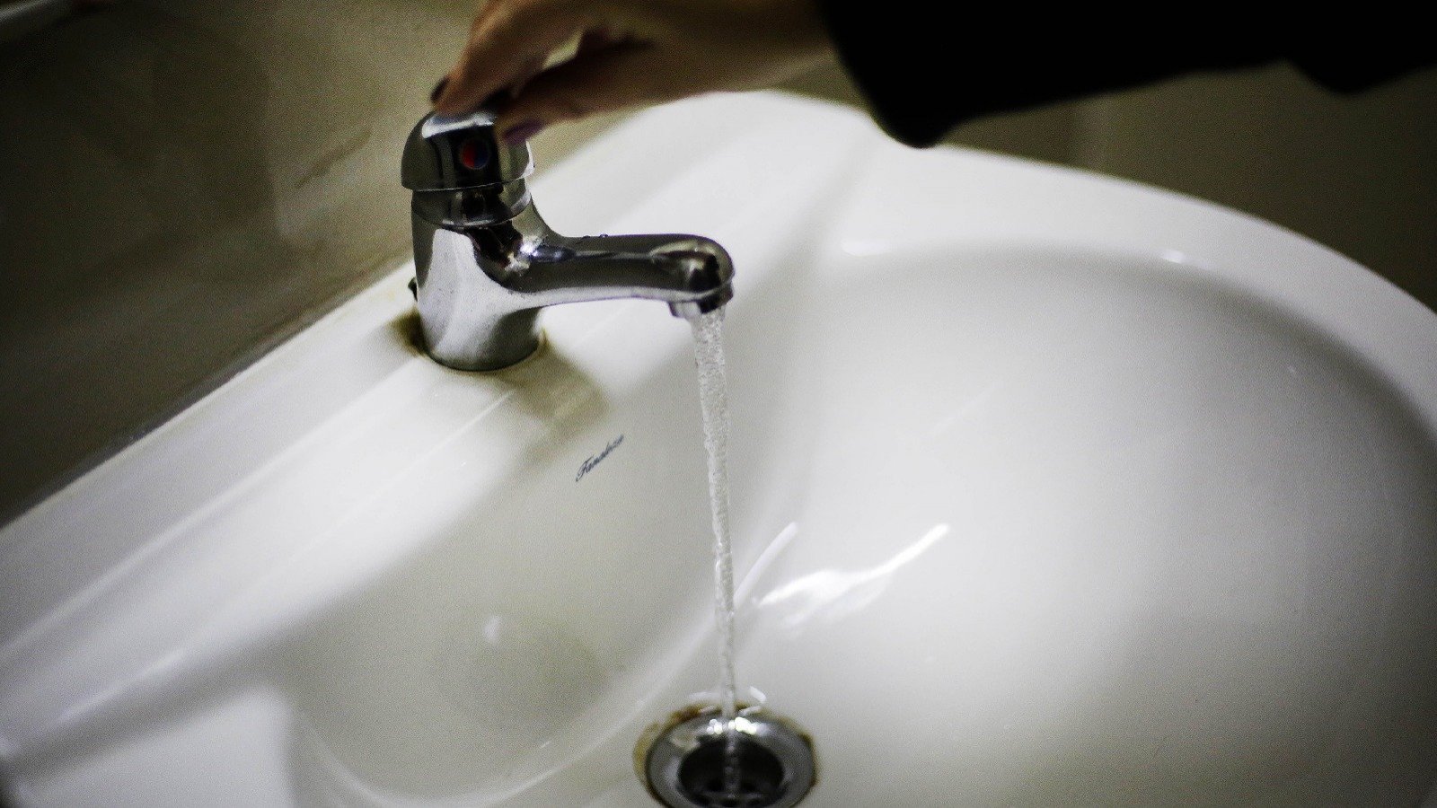 Llave de agua de un baño abierta