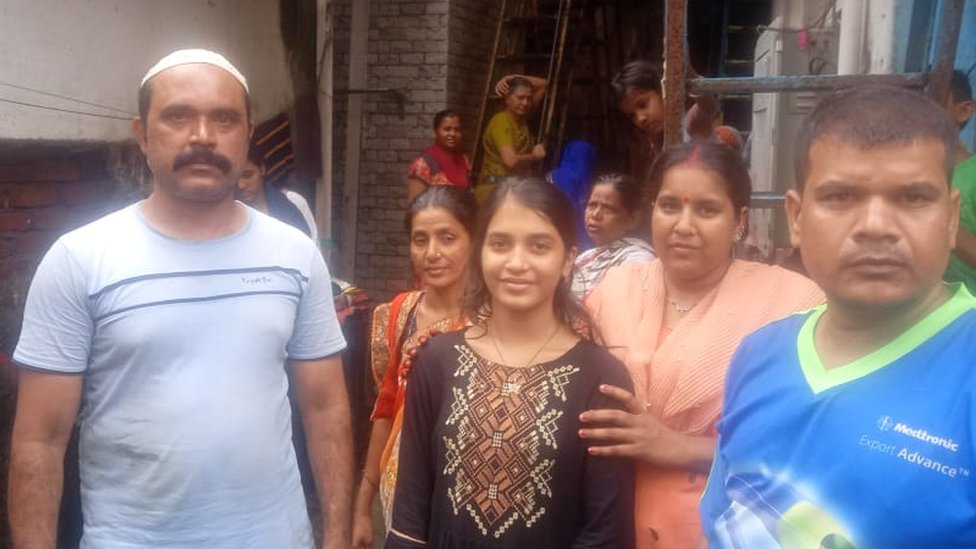 Vecinos de Pooja Gaud.