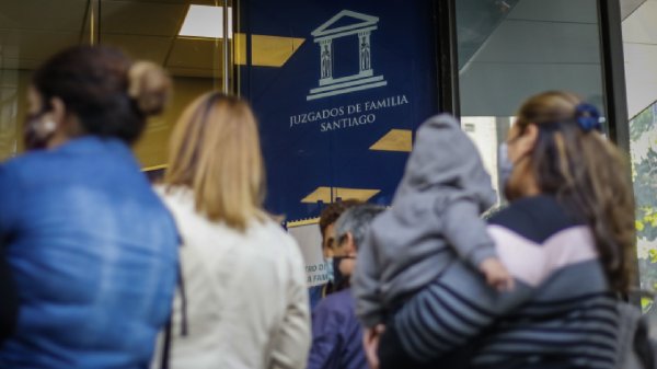 Mujeres a las afueras del Juzgado de Familia, una con su hijo en brazos