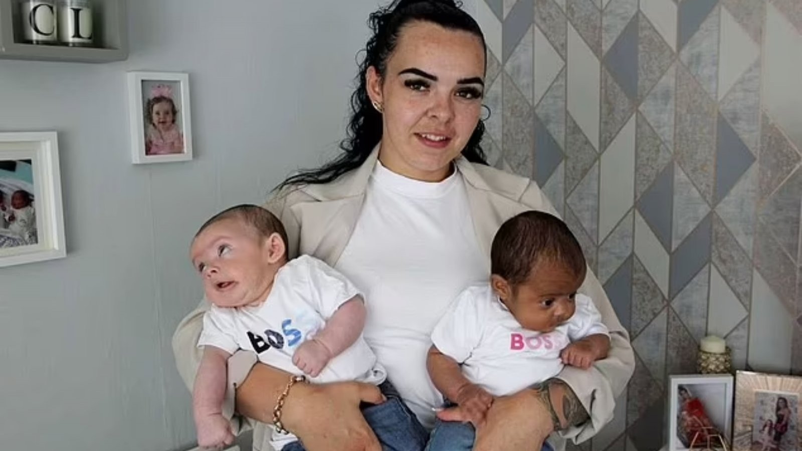 Chantelle Broughton con sus hijos gemelos que nacieron con tonos de piel distintos