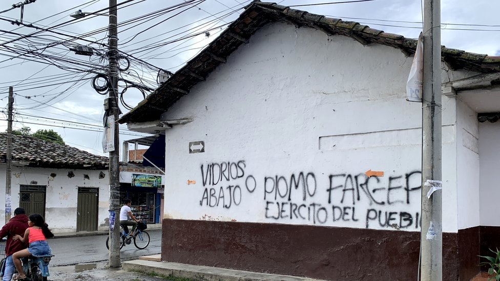 Grafiti firmado por FARC-EP.