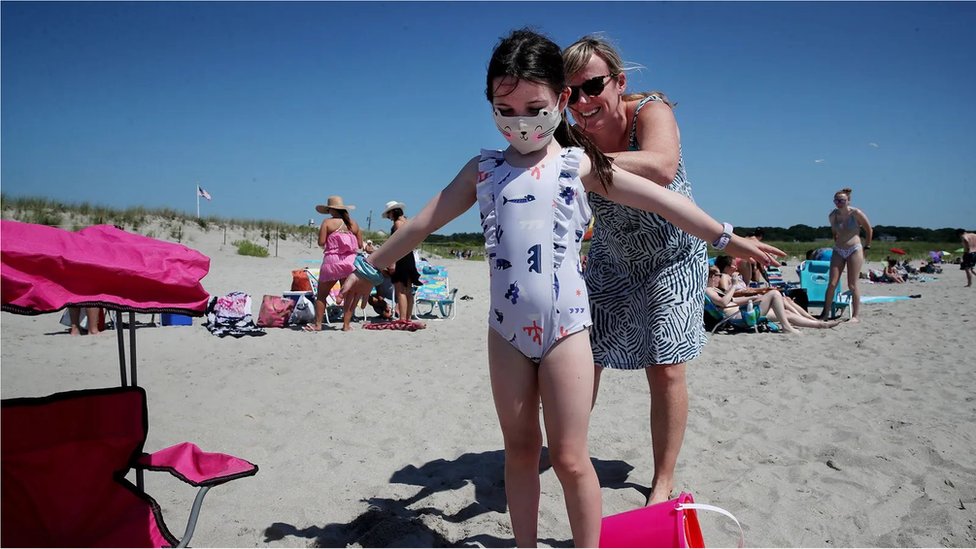 Una niña recibe protector solar