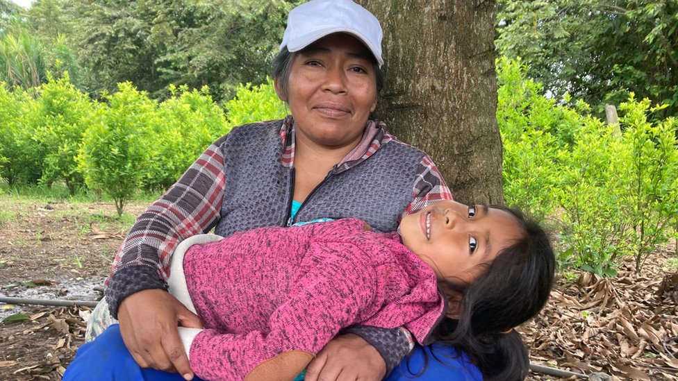 Irma sentada con su hija.