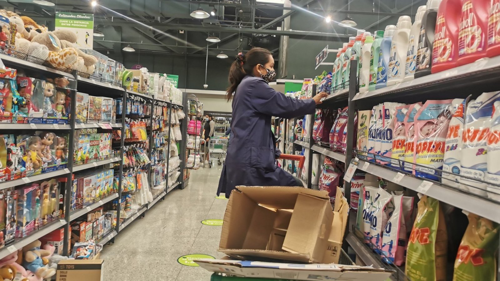 Personas comprando en un supermercado