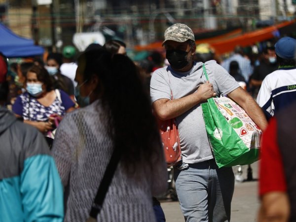Gente caminando con mascarilla por el centro de Santiago